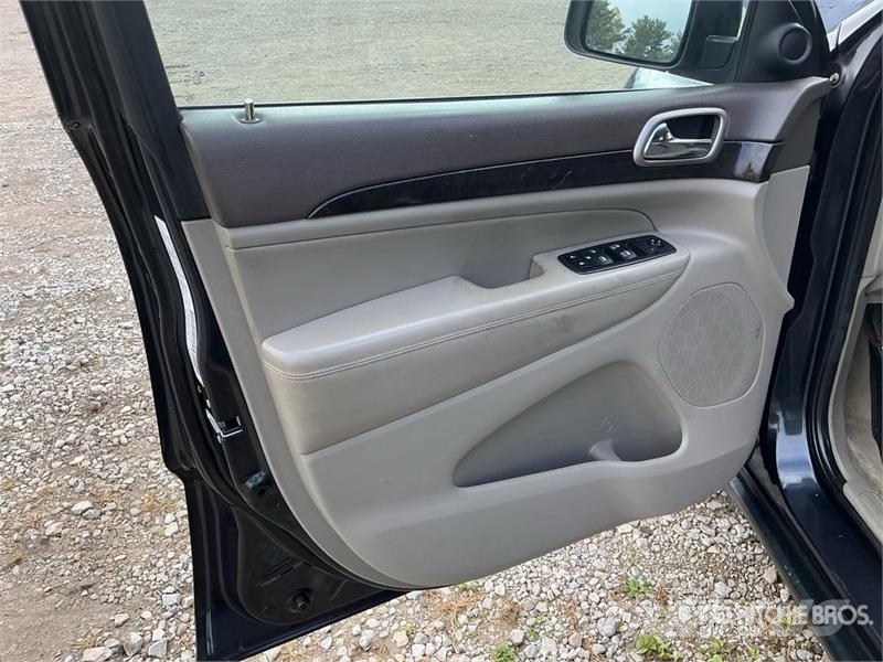 Jeep Grand Cherokee Laredo Avtomobili