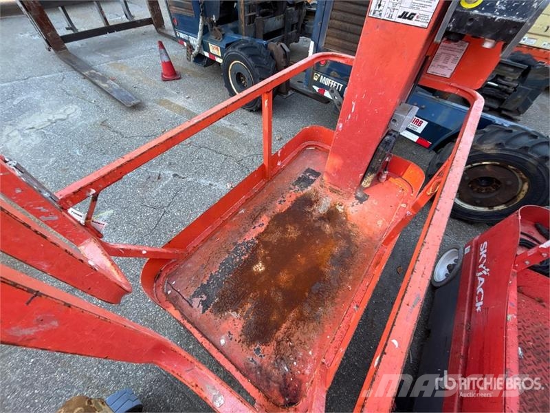 JLG 1230ES Vertical Mast Lift (Inoperable) Vertikālie pacēlāji