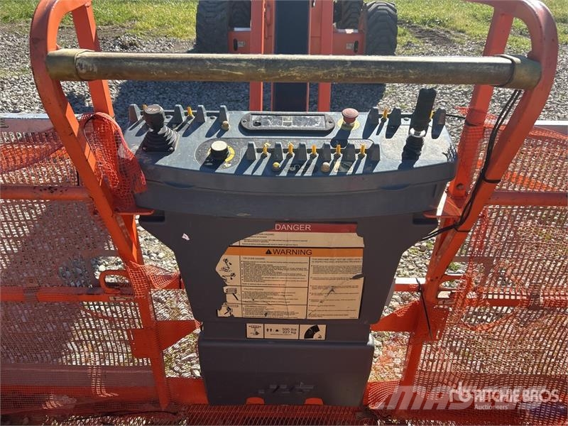JLG 800AJ 4WD Diesel Articulating Boom Lift 曲臂高空工作平台