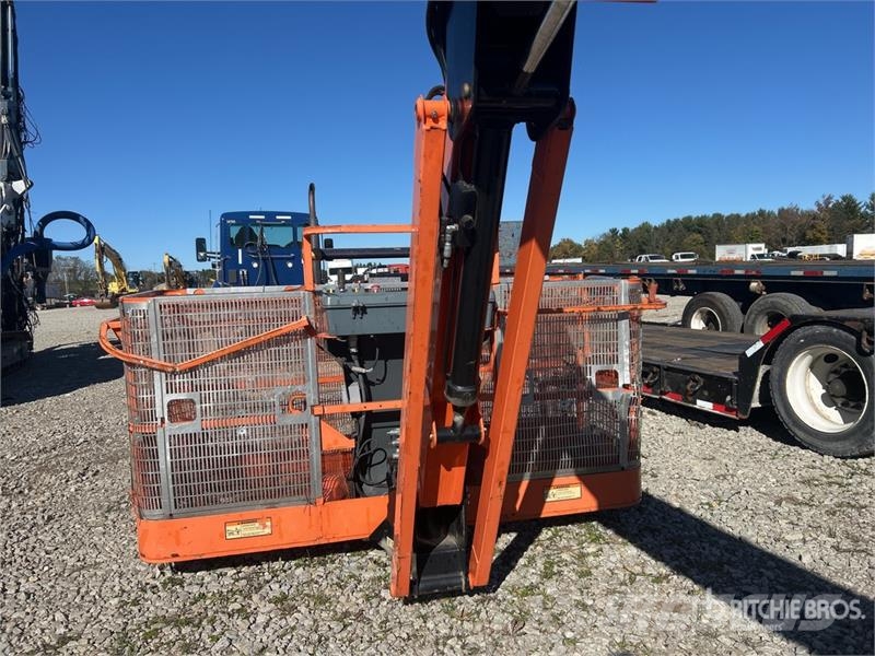 JLG 800AJ 4WD Diesel Articulating Boom Lift 曲臂高空工作平台