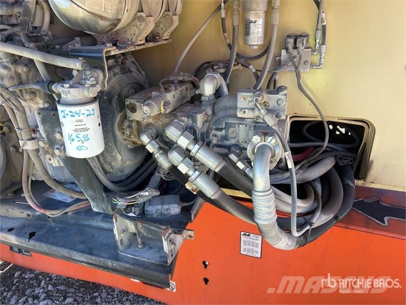 JLG 800AJ 4WD Diesel Articulating Boom Lift 曲臂高空工作平台