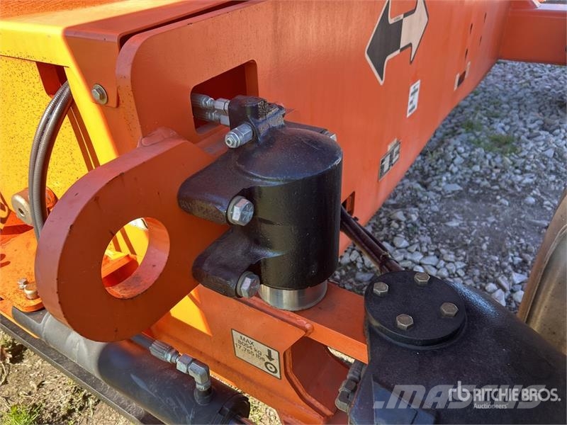 JLG 800AJ 4WD Diesel Articulating Boom Lift 曲臂高空工作平台