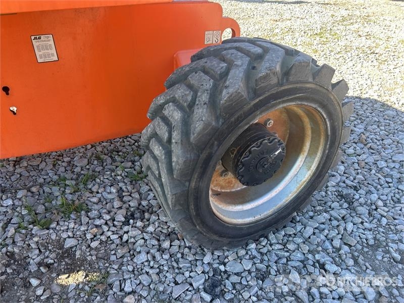 JLG 800AJ 4WD Diesel Articulating Boom Lift 曲臂高空工作平台