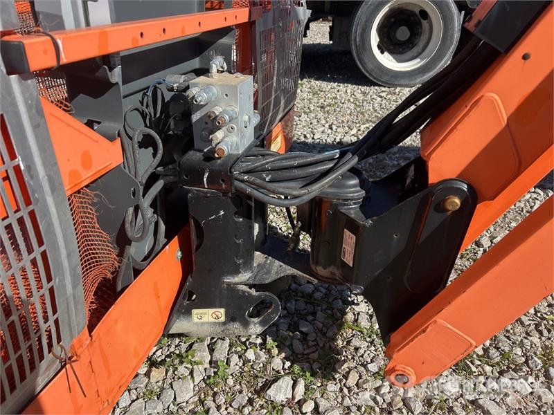 JLG 800AJ 4WD Diesel Articulating Boom Lift 曲臂高空工作平台