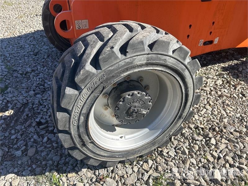 JLG 800AJ 4WD Diesel Articulating Boom Lift 曲臂高空工作平台