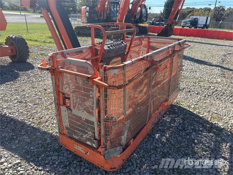 JLG 800AJ 4WD Diesel Articulating Boom Lift 曲臂高空工作平台