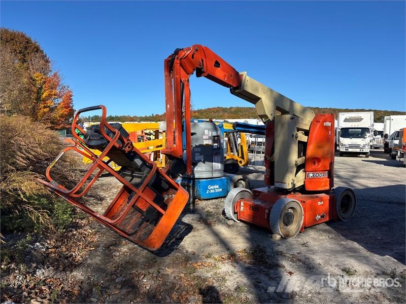 JLG E300 AJP 2WD Electric Articulating Boom Lift (Inop Zglobne dvižne ploščadi