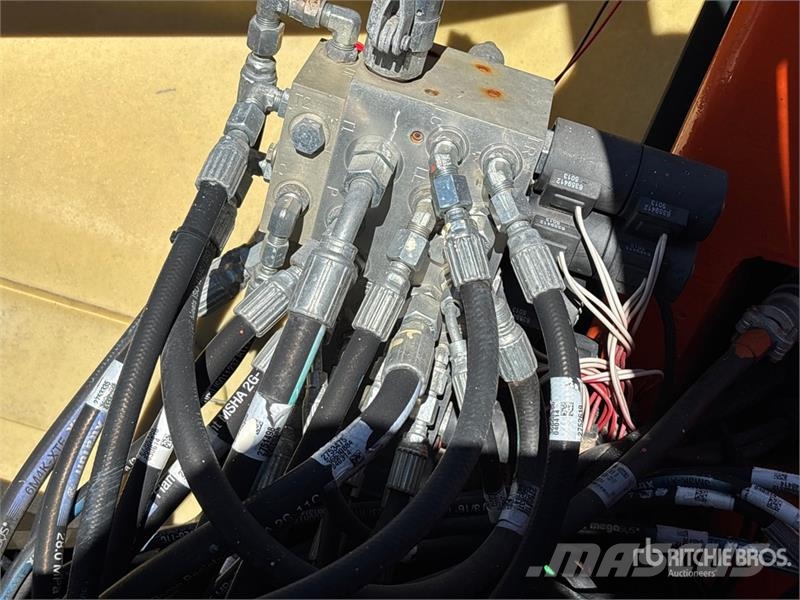 JLG E400AJPN 2WD Electric Articulating Boom Lift 曲臂高空工作平台