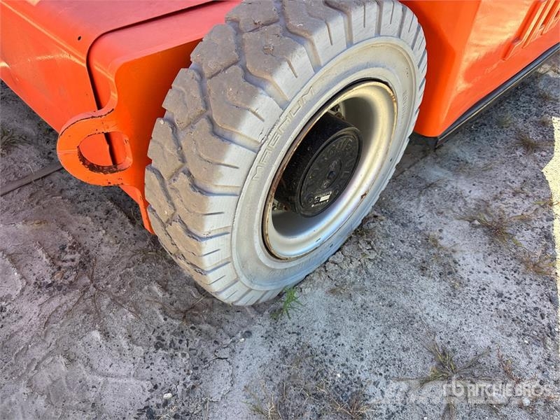 JLG E400AJPN 2WD Electric Articulating Boom Lift 曲臂高空工作平台