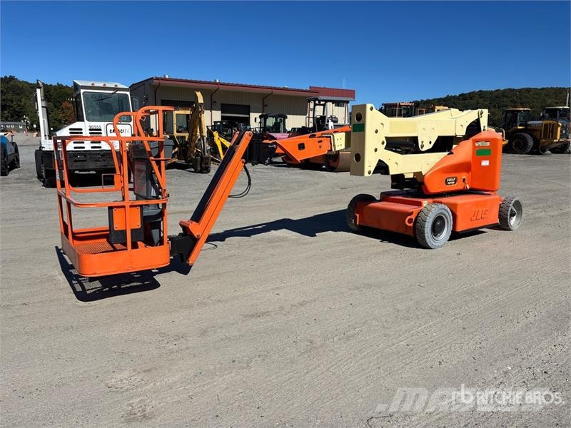 JLG E400AJPN 2WD Electric Articulating Boom Lift 曲臂高空工作平台