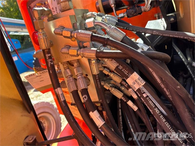 JLG E400AJPN 2WD Electric Articulating Boom Lift 曲臂高空工作平台