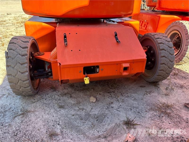 JLG E400AJPN 2WD Electric Articulating Boom Lift ブームリフト　屈伸型