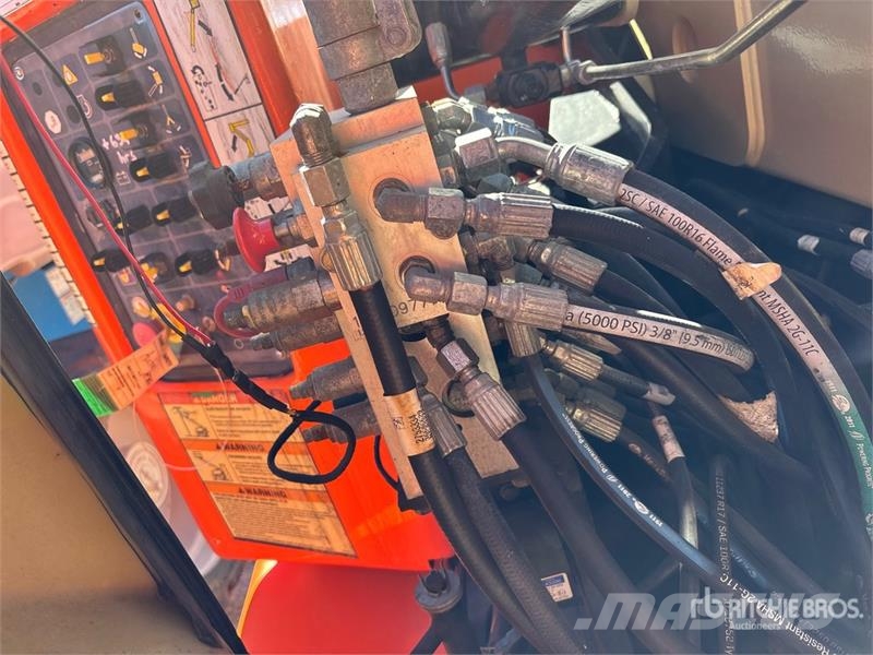 JLG E400AJPN 2WD Electric Articulating Boom Lift ブームリフト 屈伸型