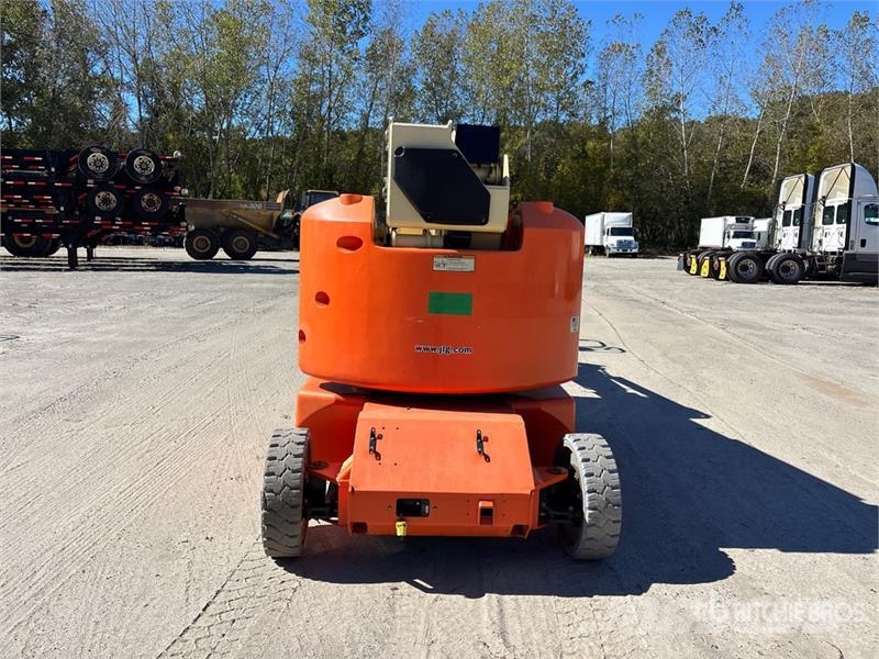 JLG E400AJPN 2WD Electric Articulating Boom Lift 曲臂高空工作平台