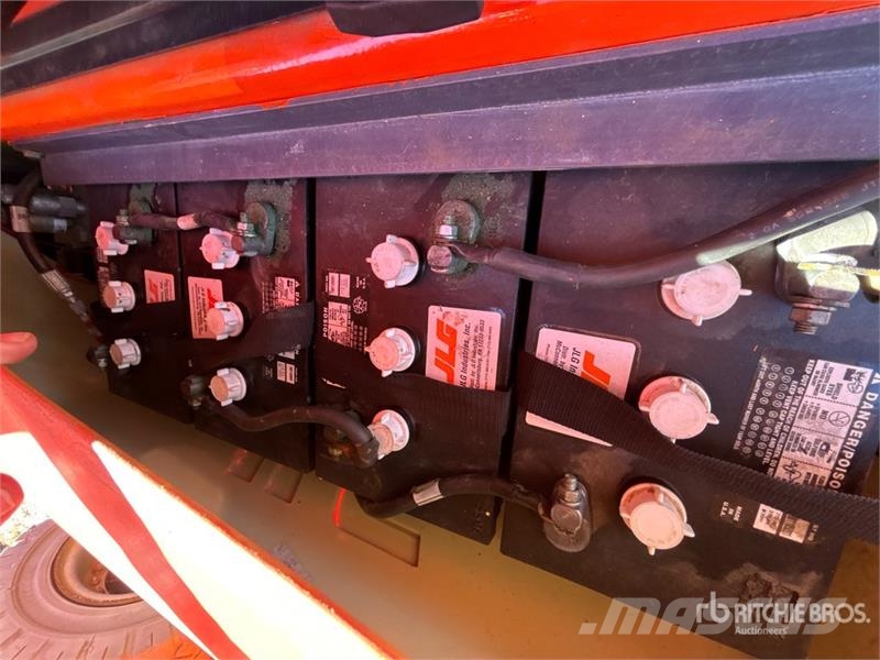 JLG E400AJPN 2WD Electric Articulating Boom Lift 曲臂高空工作平台