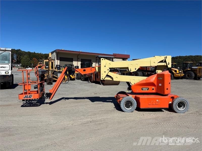 JLG E400AJPN 2WD Electric Articulating Boom Lift ブームリフト 屈伸型