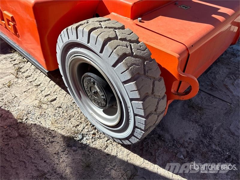 JLG E400AJPN 2WD Electric Articulating Boom Lift 曲臂高空工作平台