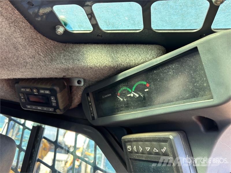 John Deere 330G Two-Speed Skid Steer Loader (Inoperable) Minicargadoras