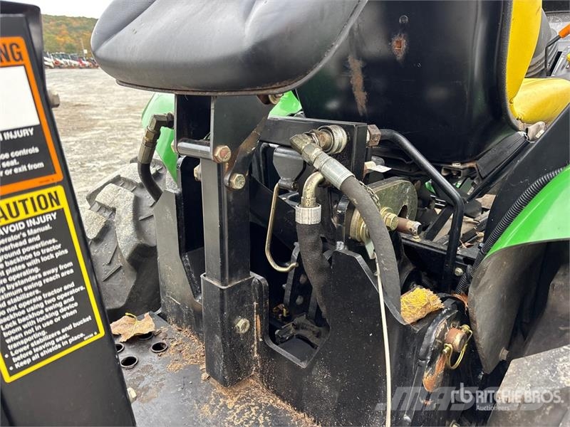 John Deere 3320 جرارات مدمجة