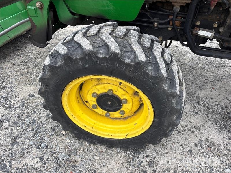 John Deere 3320 جرارات مدمجة