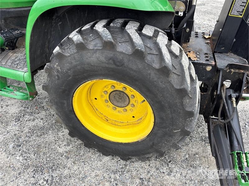 John Deere 3320 جرارات مدمجة