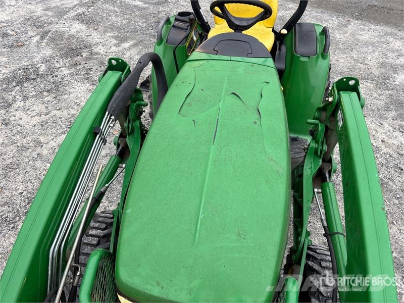 John Deere 3320 جرارات مدمجة