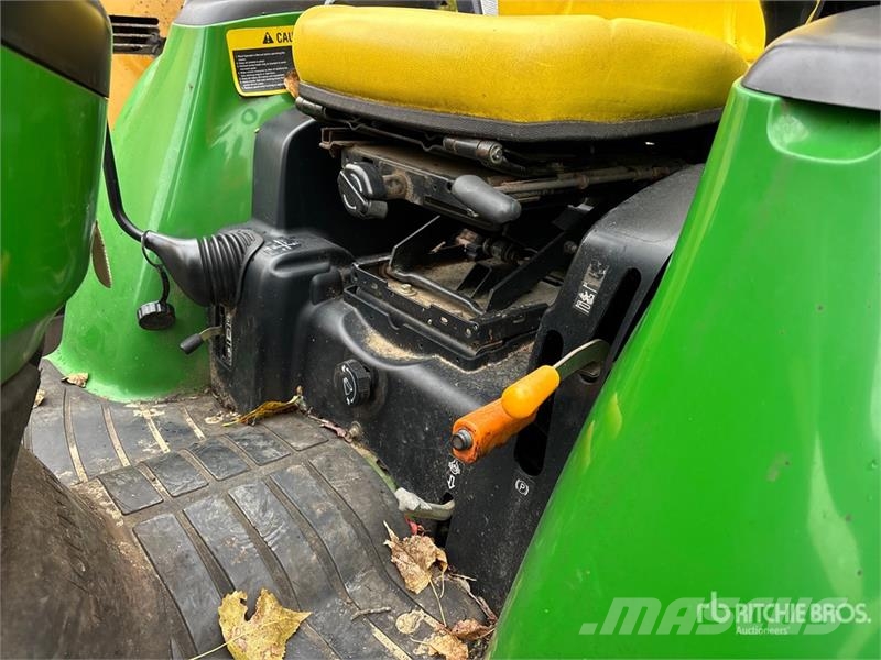 John Deere 3320 جرارات مدمجة