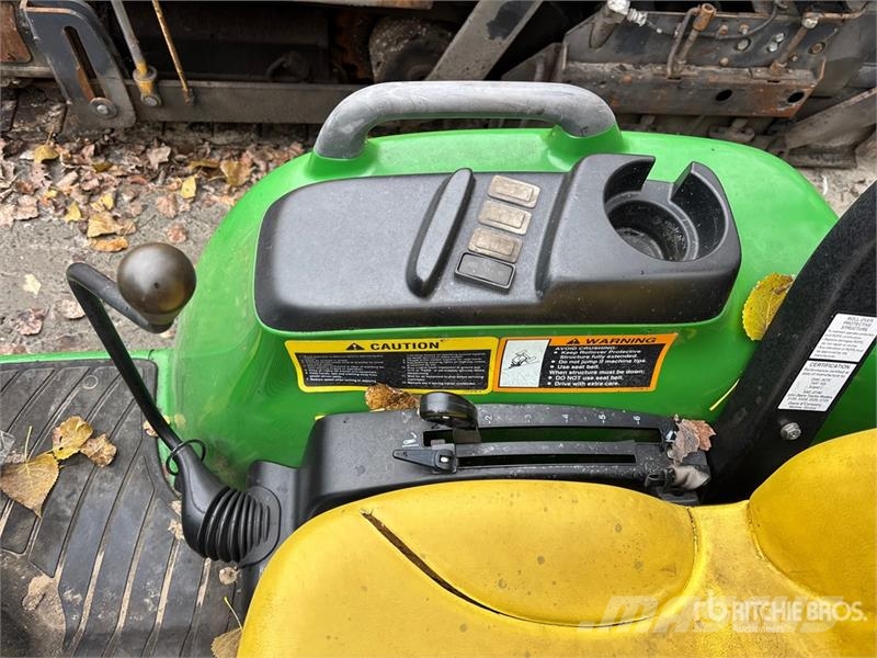 John Deere 3320 جرارات مدمجة