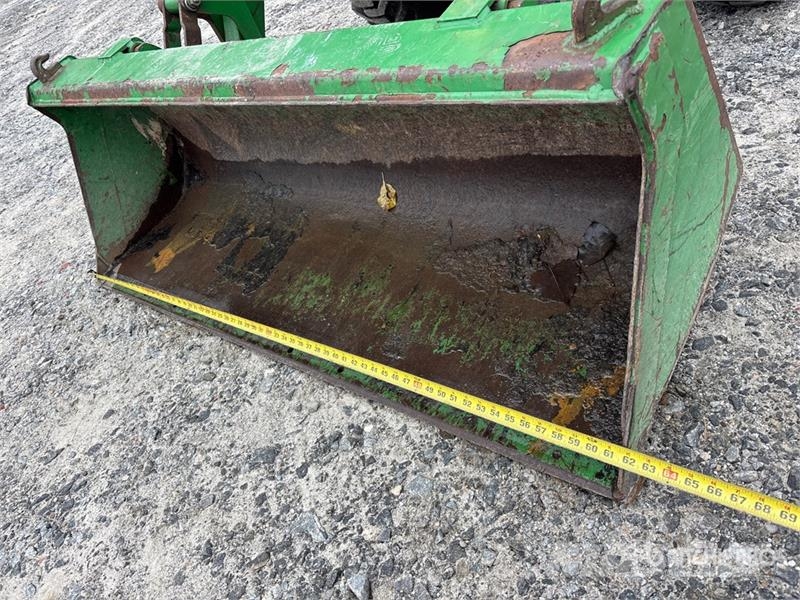 John Deere 3320 جرارات مدمجة