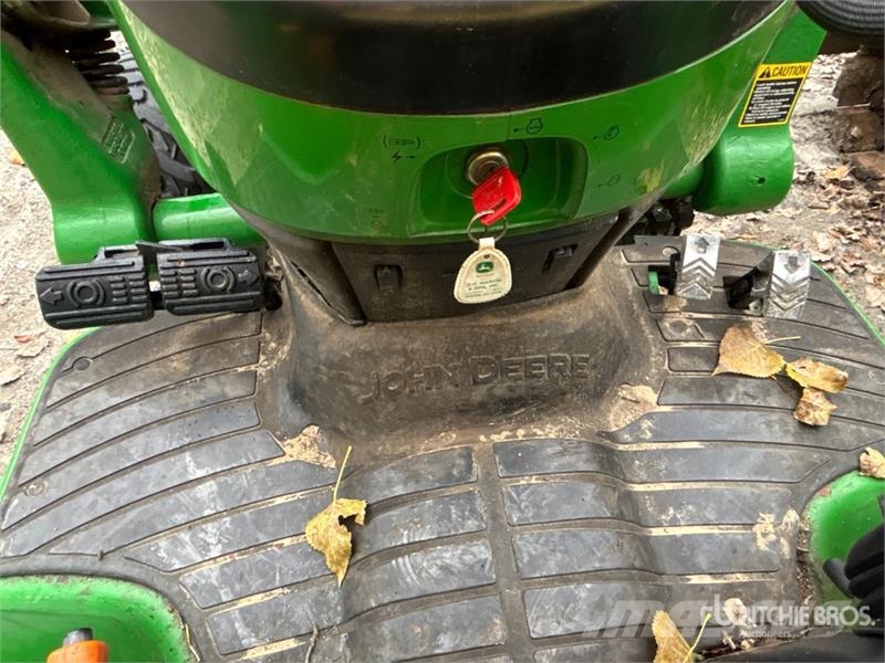 John Deere 3320 جرارات مدمجة
