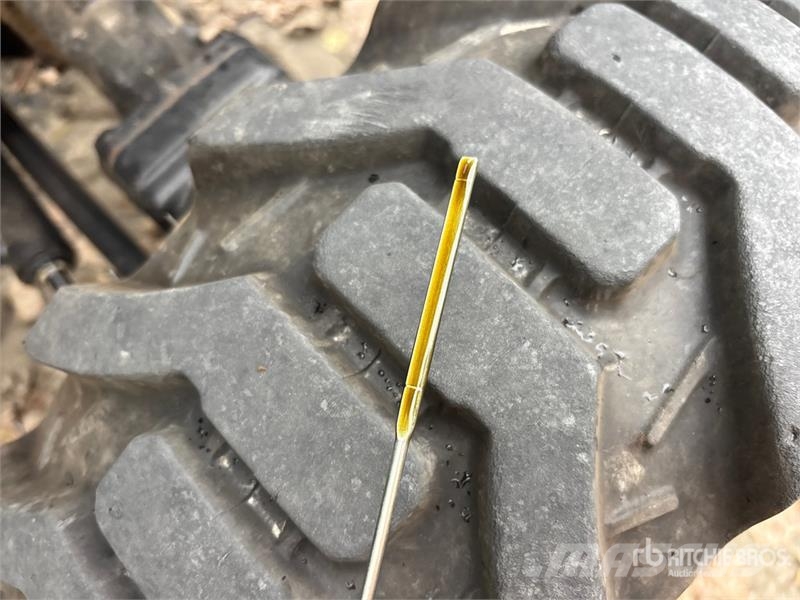 John Deere 3320 جرارات مدمجة