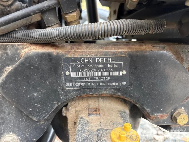 John Deere 3320 جرارات مدمجة
