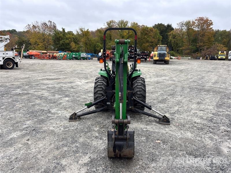 John Deere 3320 جرارات مدمجة