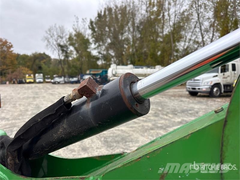 John Deere 3320 جرارات مدمجة
