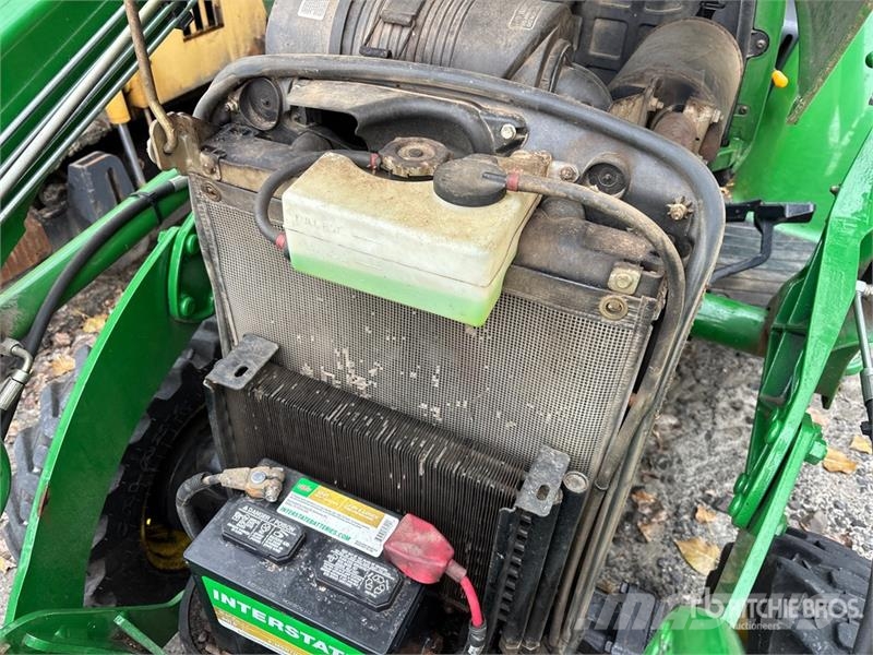 John Deere 3320 جرارات مدمجة
