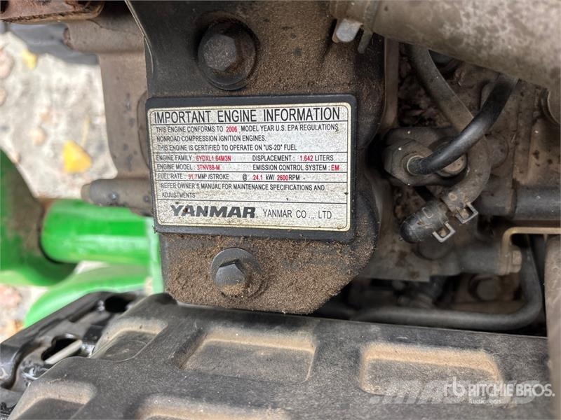 John Deere 3320 جرارات مدمجة