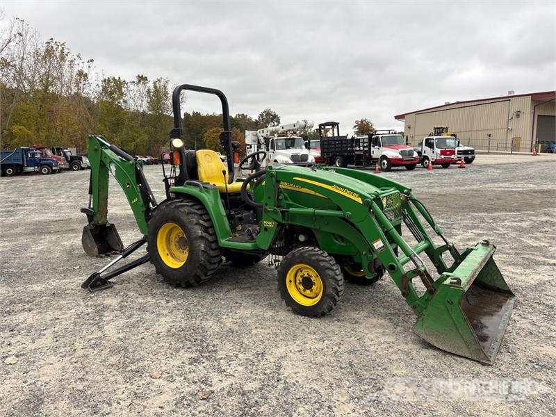 John Deere 3320 جرارات مدمجة