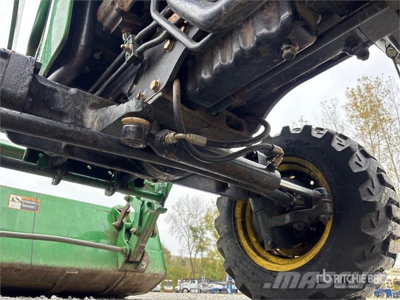 John Deere 3320 جرارات مدمجة