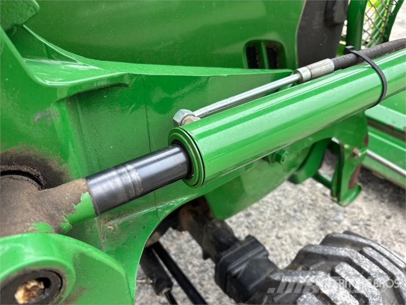 John Deere 3320 جرارات مدمجة