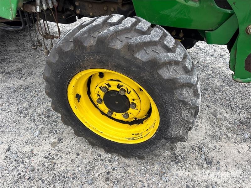 John Deere 3320 جرارات مدمجة
