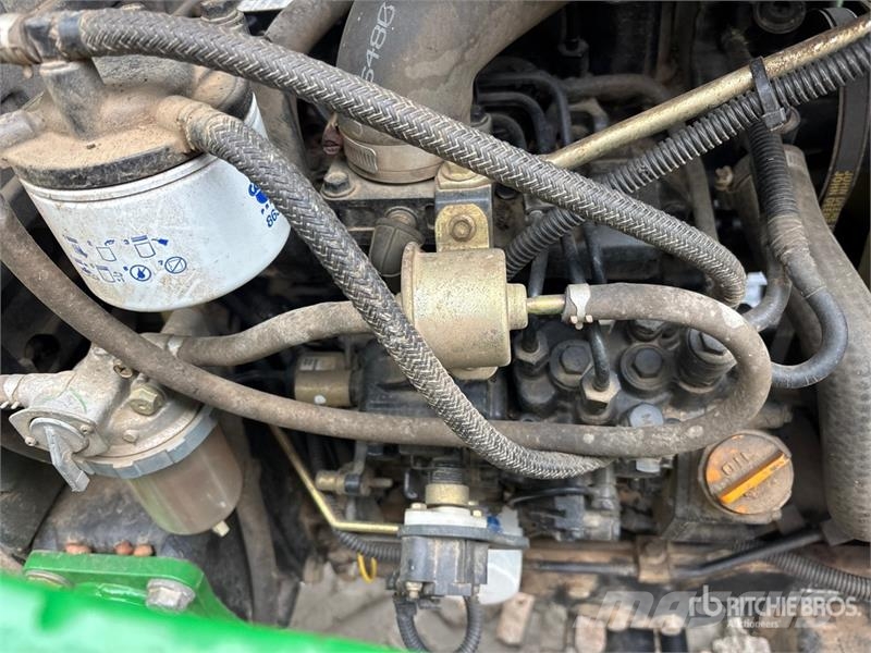 John Deere 3320 جرارات مدمجة