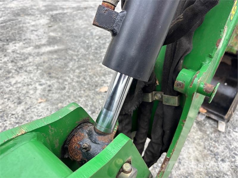 John Deere 3320 جرارات مدمجة