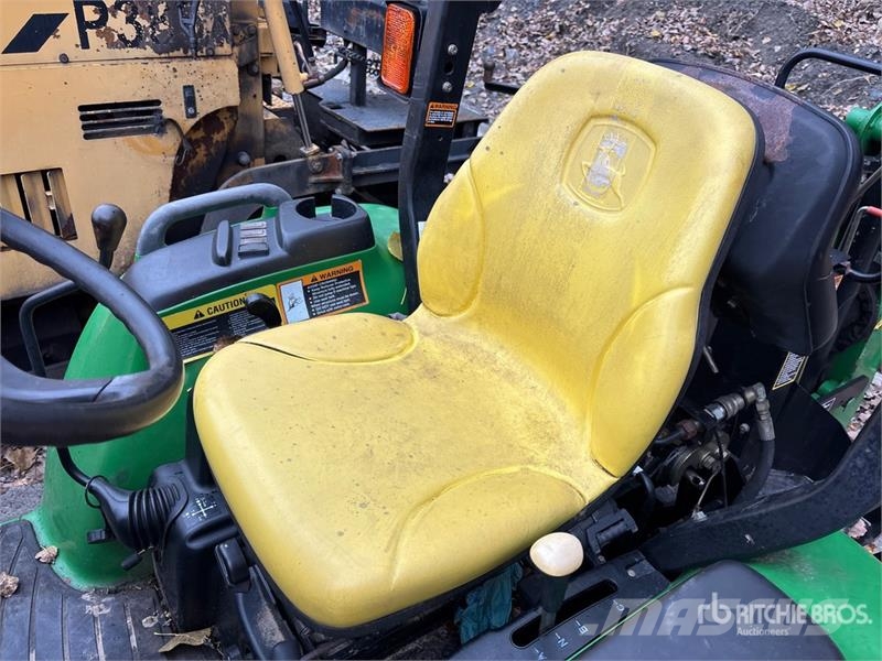 John Deere 3320 جرارات مدمجة