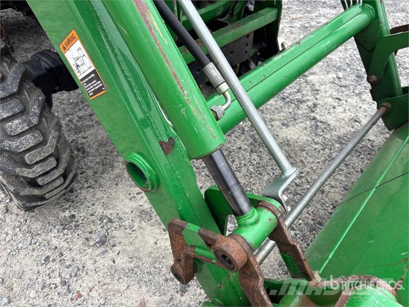 John Deere 3320 جرارات مدمجة