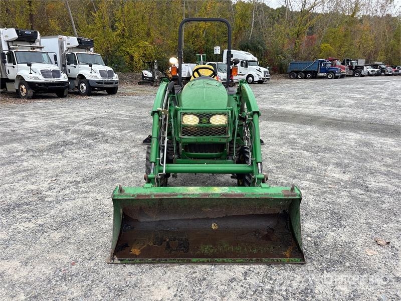 John Deere 3320 جرارات مدمجة