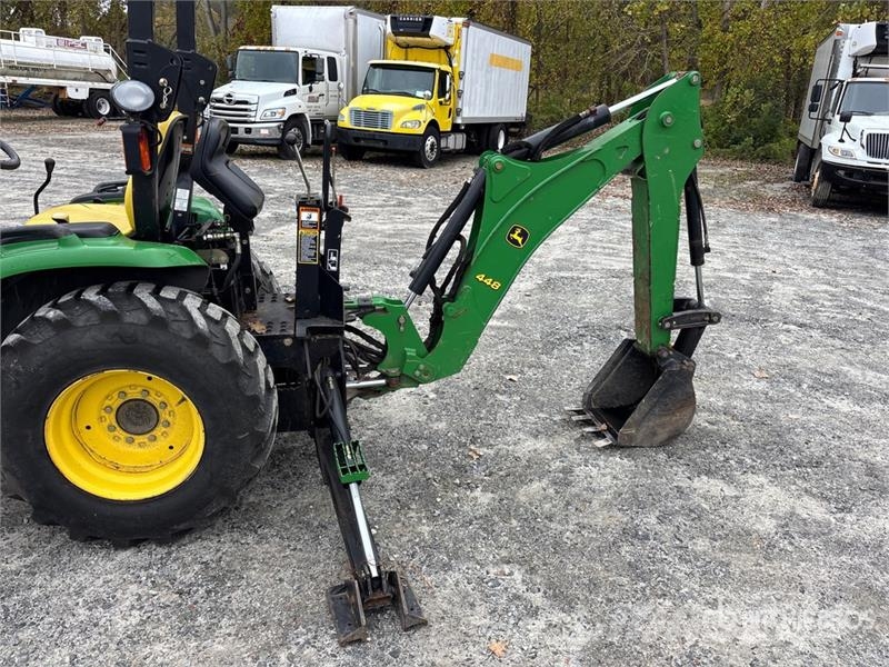 John Deere 3320 جرارات مدمجة