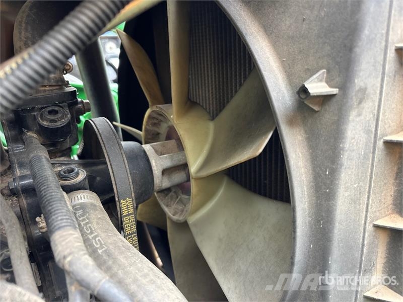 John Deere 3320 جرارات مدمجة