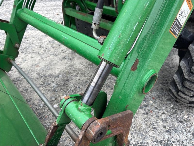 John Deere 3320 جرارات مدمجة