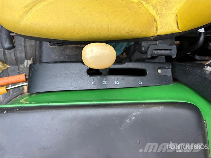 John Deere 3320 جرارات مدمجة