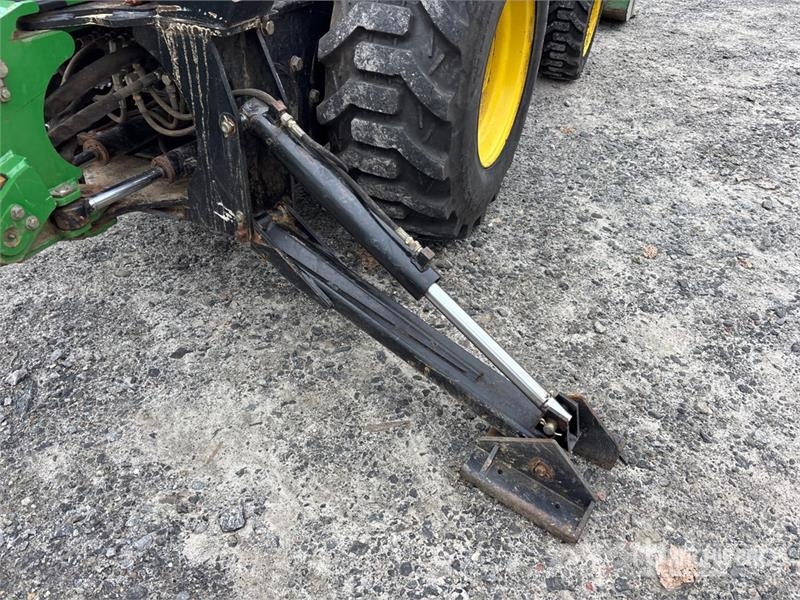 John Deere 3320 جرارات مدمجة